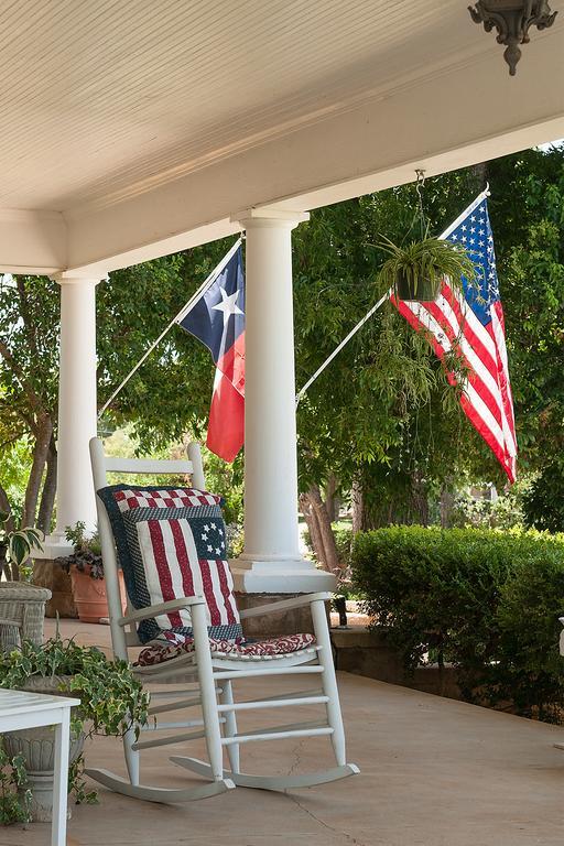 Sandstone Street Bed And Breakfast Llano Exterior photo