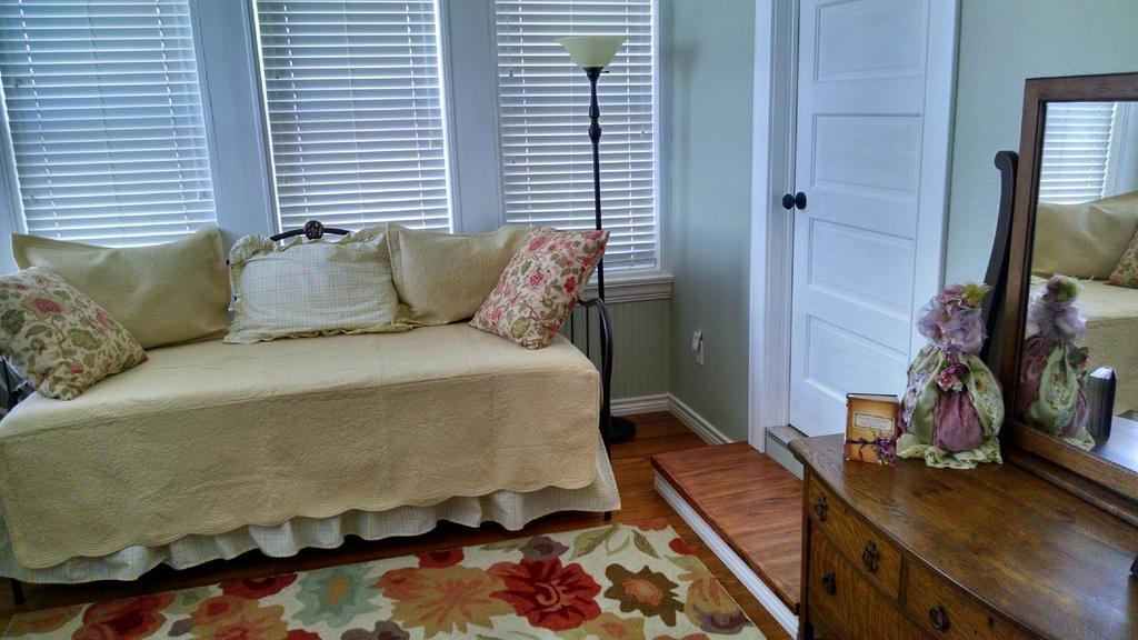 Sandstone Street Bed And Breakfast Llano Room photo
