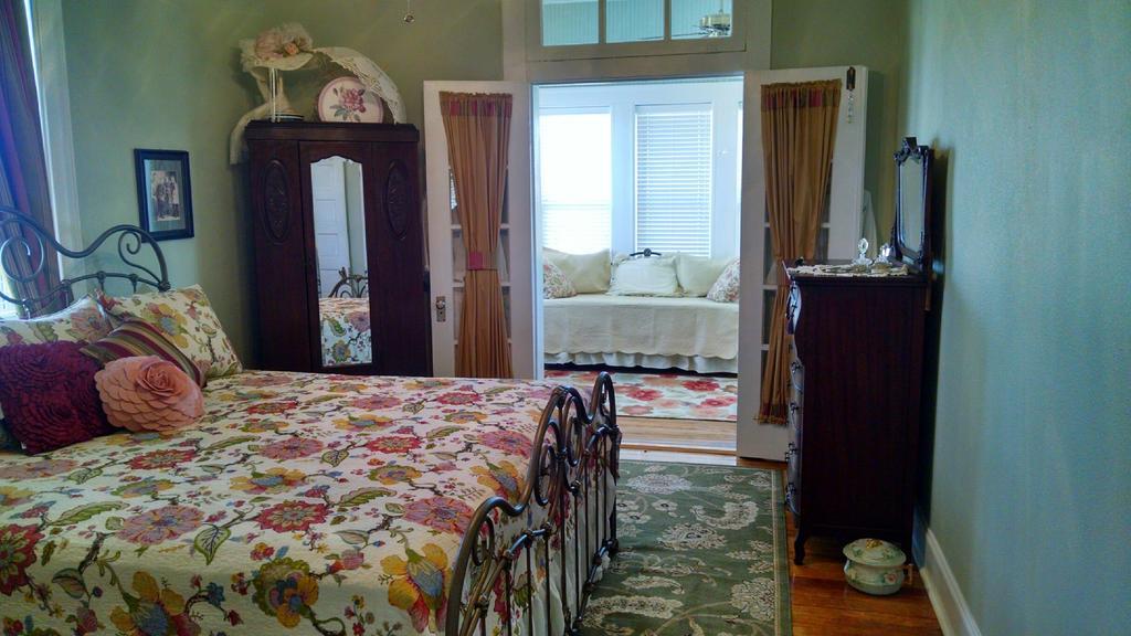 Sandstone Street Bed And Breakfast Llano Room photo